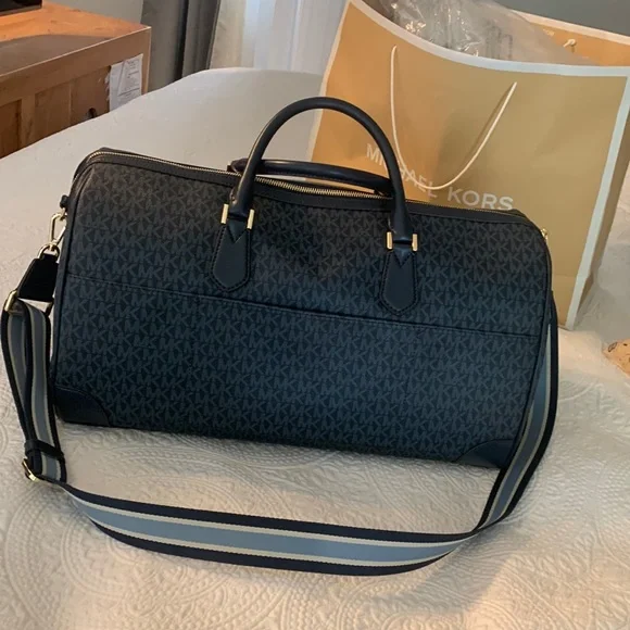 ❌SOLD❌ Authentic Michael Kors duffle bag - Picture 3 of 17